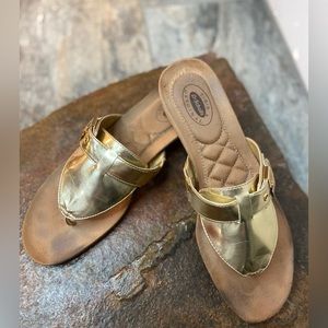 Dr. Scholl’s~Metallic Gold Buckle Front Thong Slip-On Sandals~Size 10